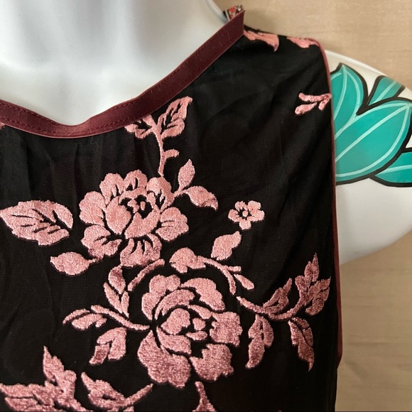 Knox Rose Black Sleeveless Pink Velvet Rose Blouse - Picture 4 of 5